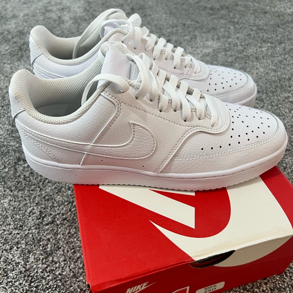 Nike Womans White Low-Top Sneakers - Picture 3 of 6